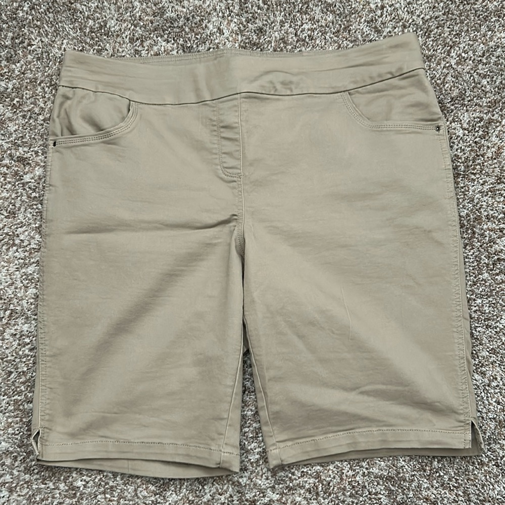 Like new Womens Bermuda Size 16 Curvy Khaki